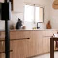 Meuble bas de cuisine sur mesure : 6 raisons de choisir le savoir-faire artisan
