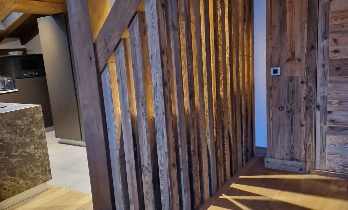 claustra en bois brûlé sur mesure réalisée par l'Atelier des Gambins à Lyon.