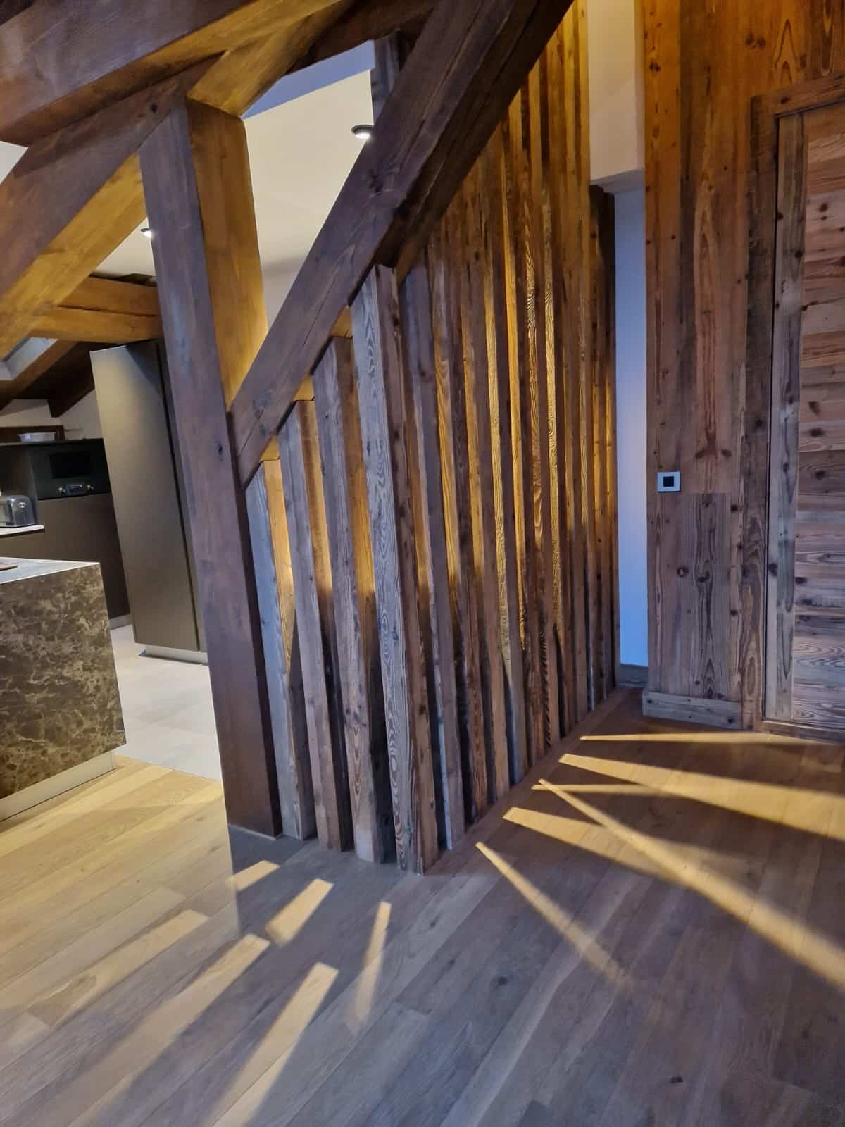 Meuble et claustra en vieux bois brûlé soleil