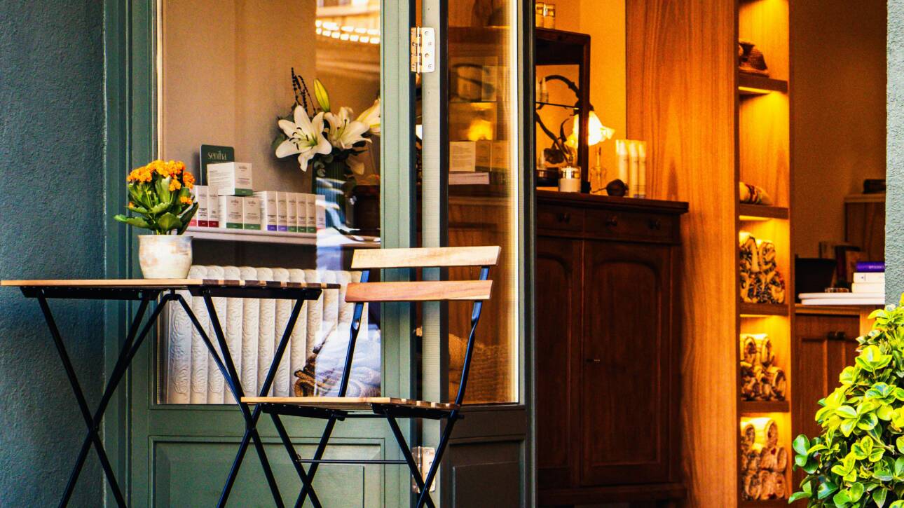 Vitrine et devanture de boutique en bois.