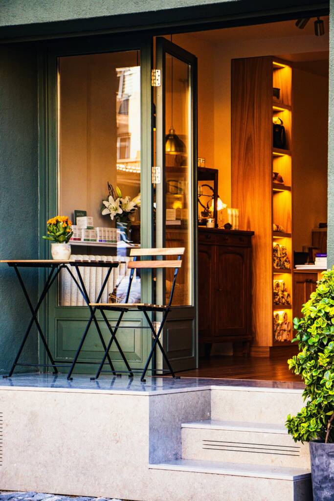 Vitrine et devanture de boutique en bois.